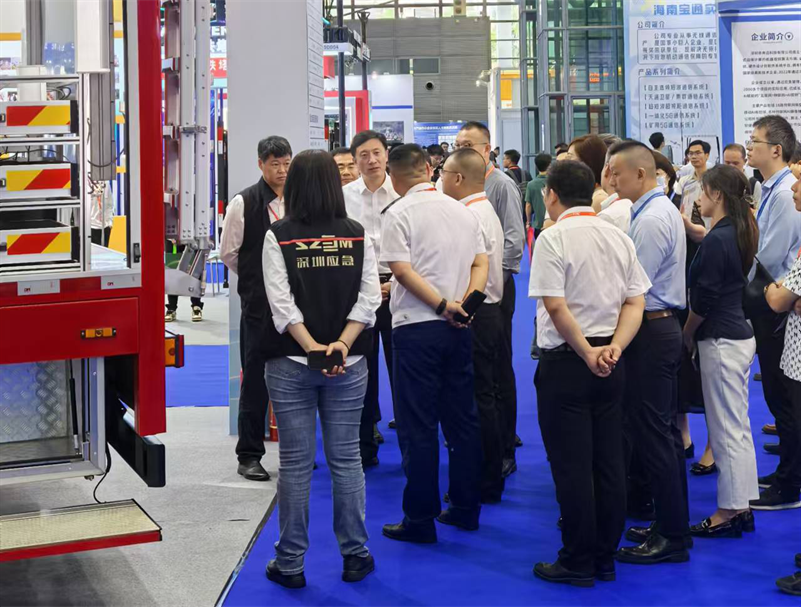 Breaking News! Shenzhen Dongfeng Debuts AI Drone Cluster Fire Truck at Shenzhen Expo!