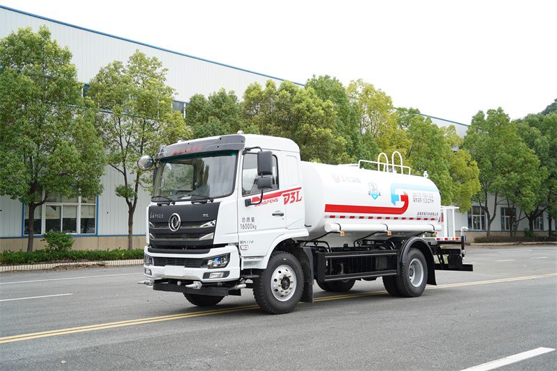 Shenzhen Dongfeng D3L Greening Sprinkler Truck: Power and Performance