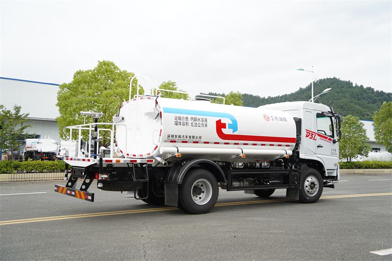 Shenzhen Dongfeng D3L Greening Sprinkler Truck: Power and Performance