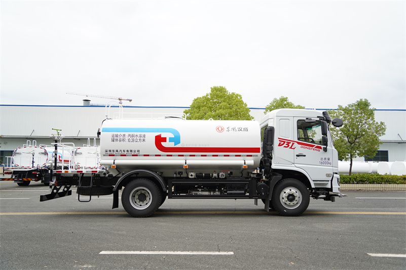 Shenzhen Dongfeng D3L Greening Sprinkler Truck: Power and Performance